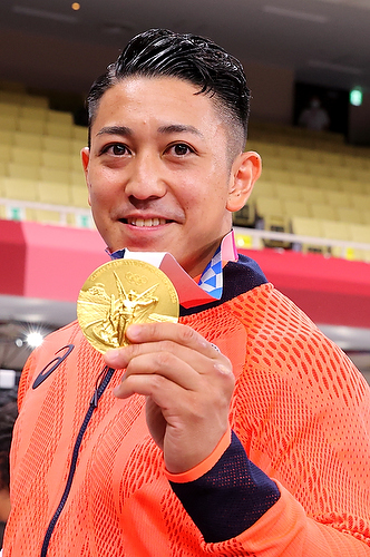 Ryo Kiyuna holding Gold Medal at Tokyo2020