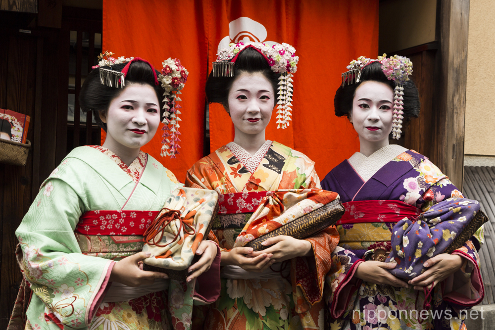 Kyoto visitors enjoy sightseeing in Kimono - Nippon News | Editorial ...